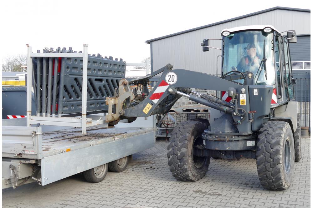 Schwenklader l&auml;dt um die Ecke